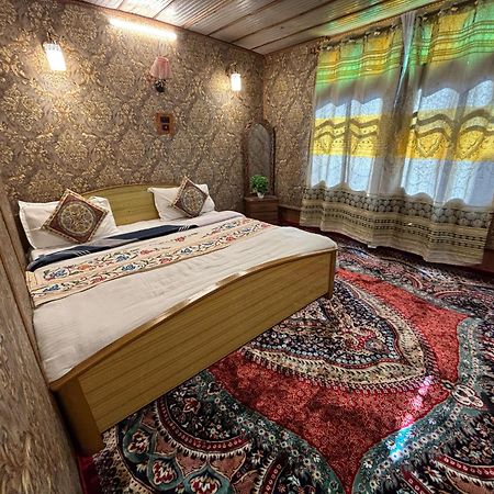 Houseboat New Suzan Hotel Srinagar  Exterior photo
