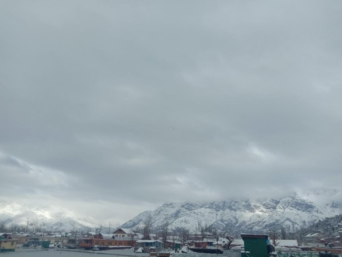 Houseboat New Suzan Hotel Srinagar  Exterior photo