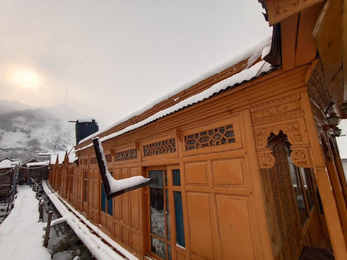 Houseboat New Suzan Hotel Srinagar  Exterior photo
