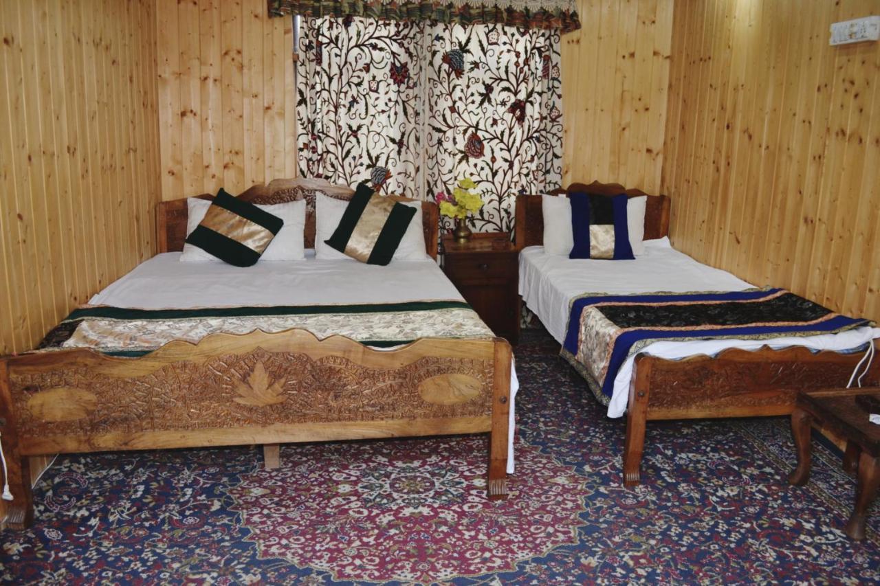 Houseboat New Suzan Hotel Srinagar  Exterior photo