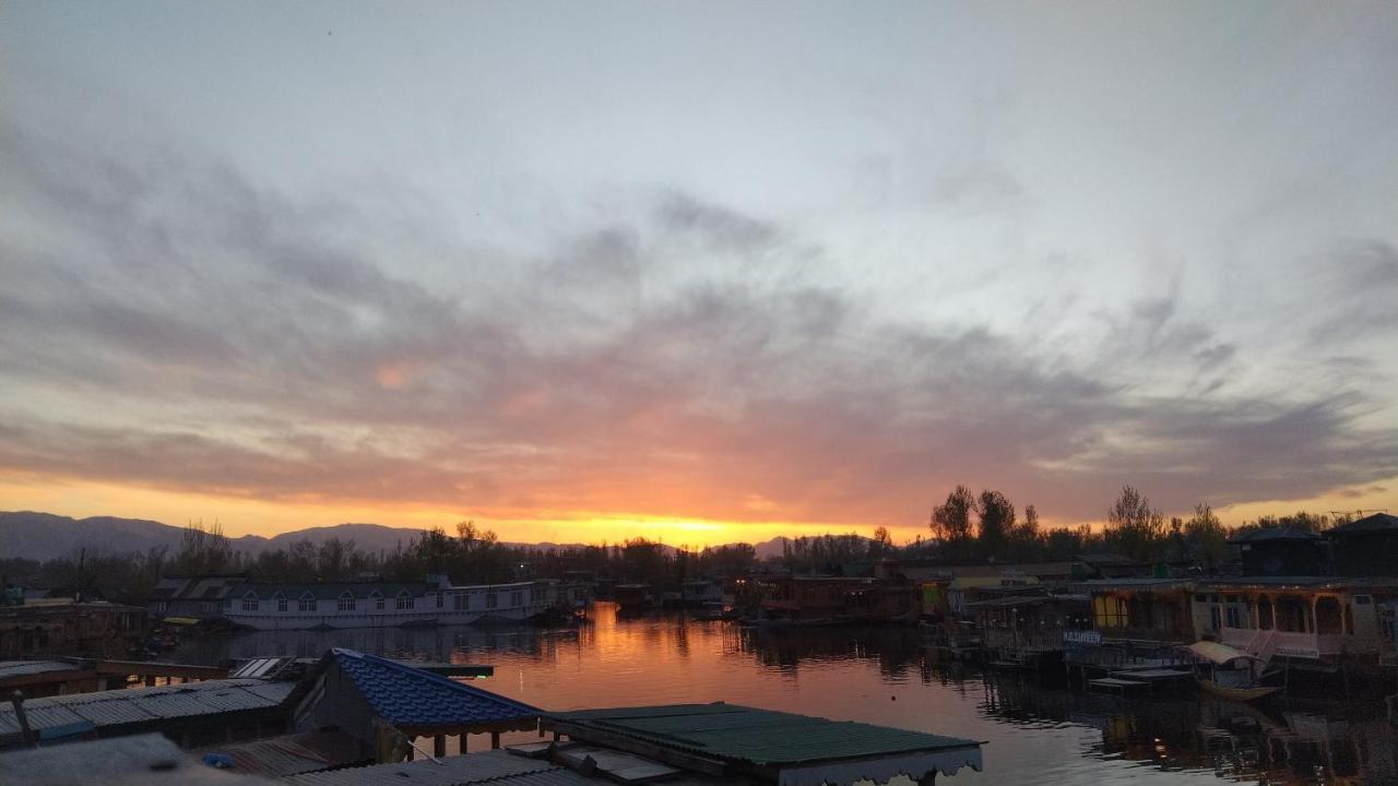Houseboat New Suzan Hotel Srinagar  Exterior photo