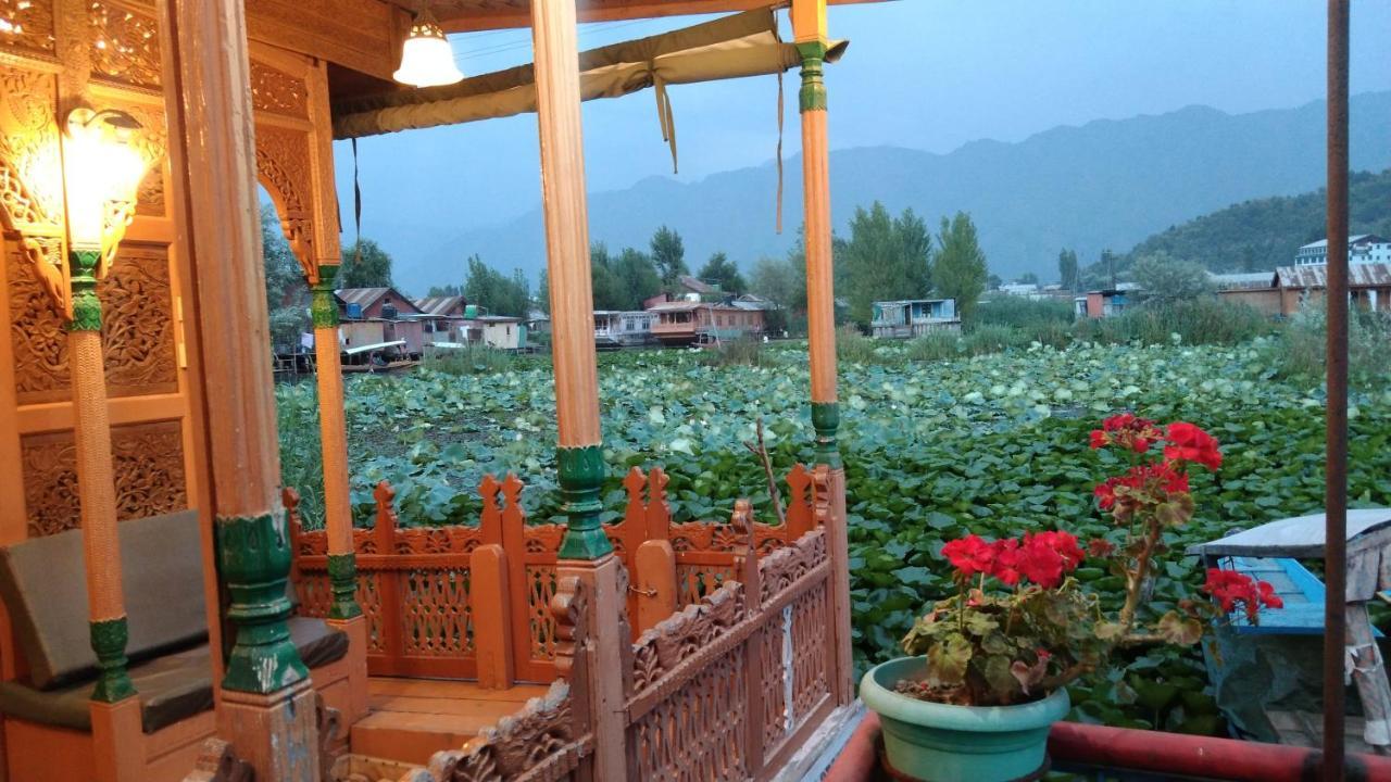 Houseboat New Suzan Hotel Srinagar  Exterior photo