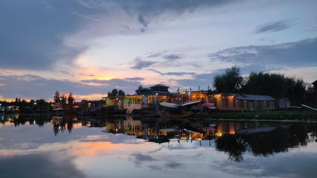 Houseboat New Suzan Hotel Srinagar  Exterior photo