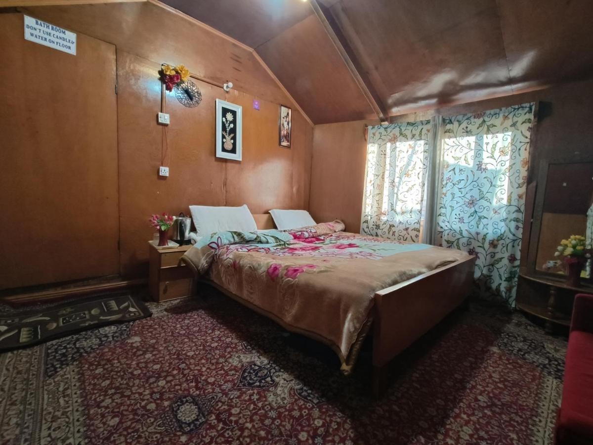 Houseboat New Suzan Hotel Srinagar  Exterior photo