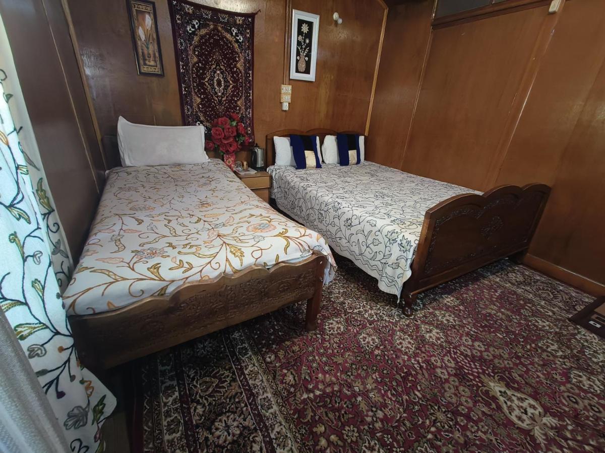 Houseboat New Suzan Hotel Srinagar  Exterior photo