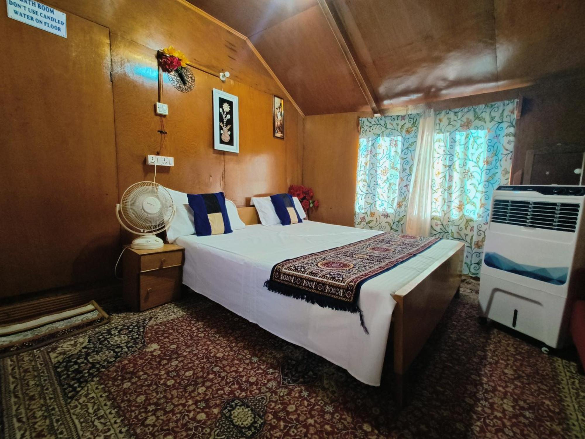 Houseboat New Suzan Hotel Srinagar  Exterior photo