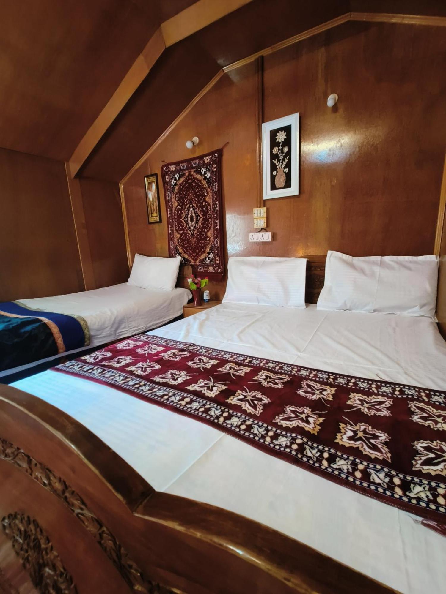 Houseboat New Suzan Hotel Srinagar  Exterior photo