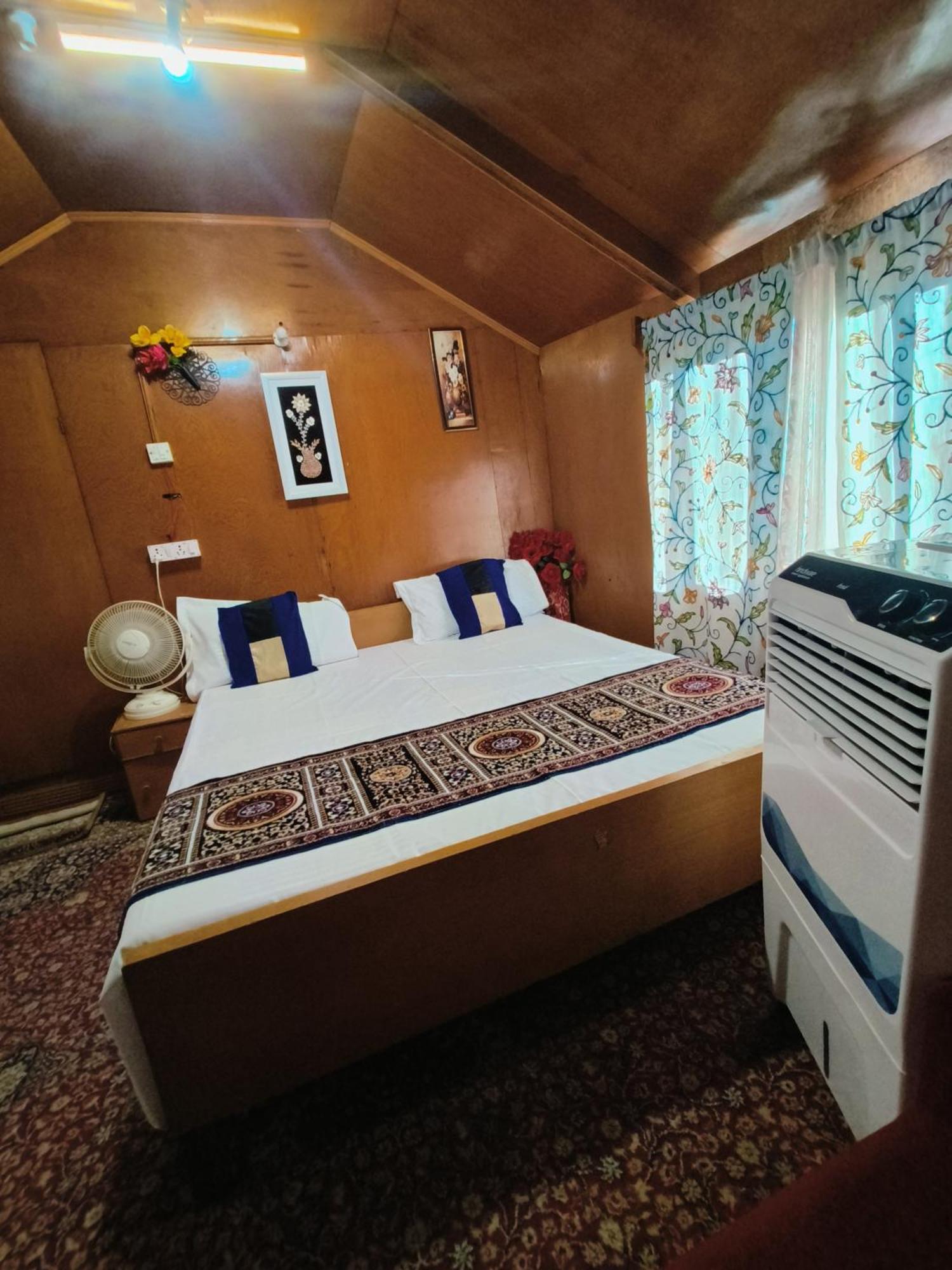 Houseboat New Suzan Hotel Srinagar  Exterior photo