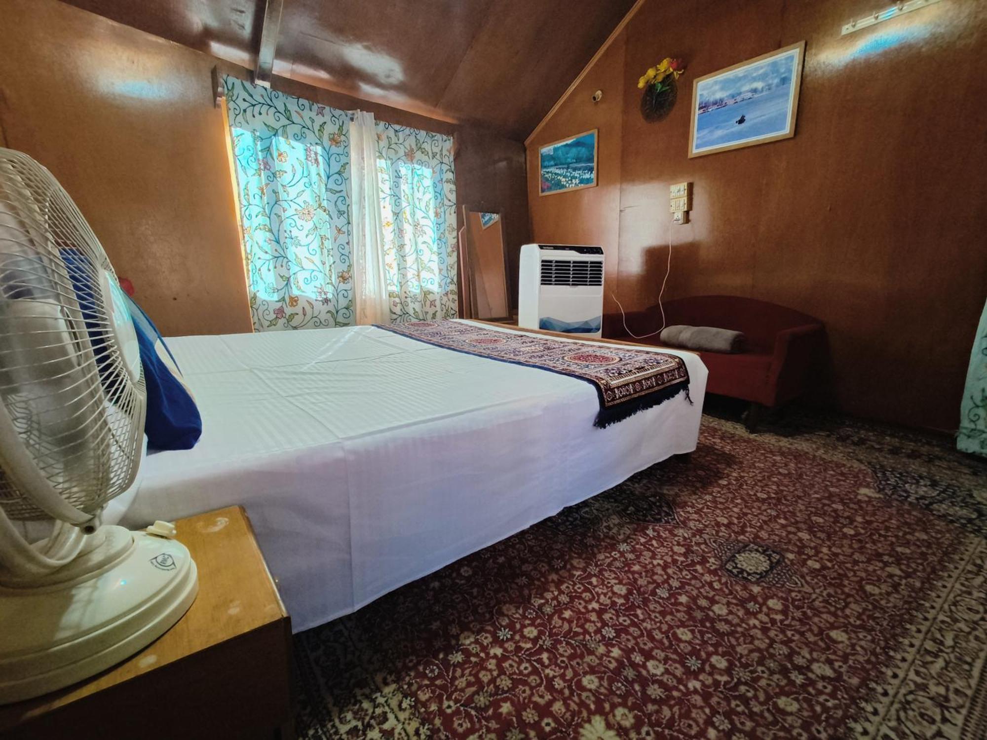 Houseboat New Suzan Hotel Srinagar  Exterior photo