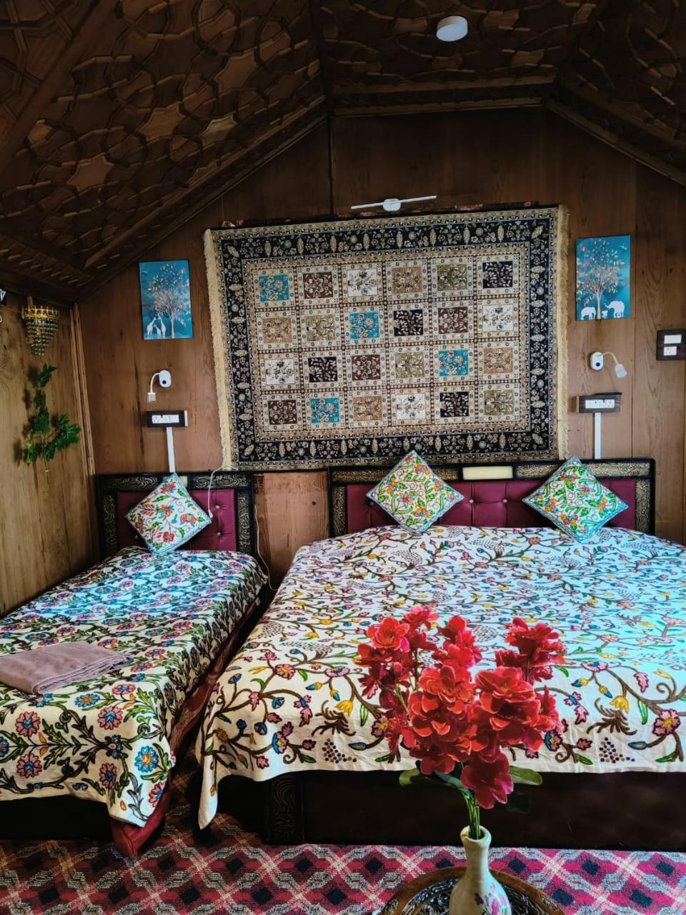 Houseboat New Suzan Hotel Srinagar  Room photo