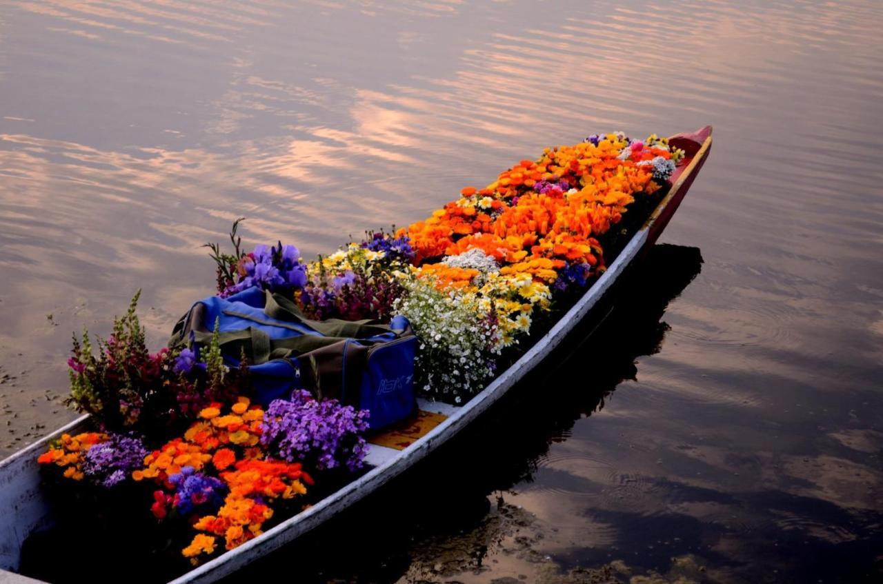Houseboat New Suzan Hotel Srinagar  Exterior photo