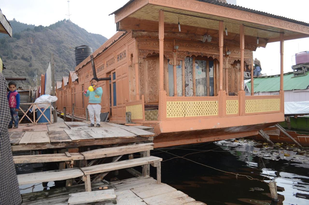 Houseboat New Suzan Hotel Srinagar  Exterior photo