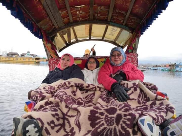 Houseboat New Suzan Hotel Srinagar  Exterior photo