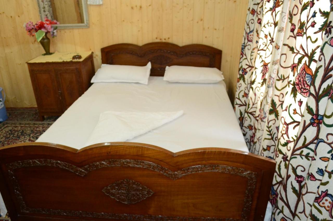 Houseboat New Suzan Hotel Srinagar  Exterior photo