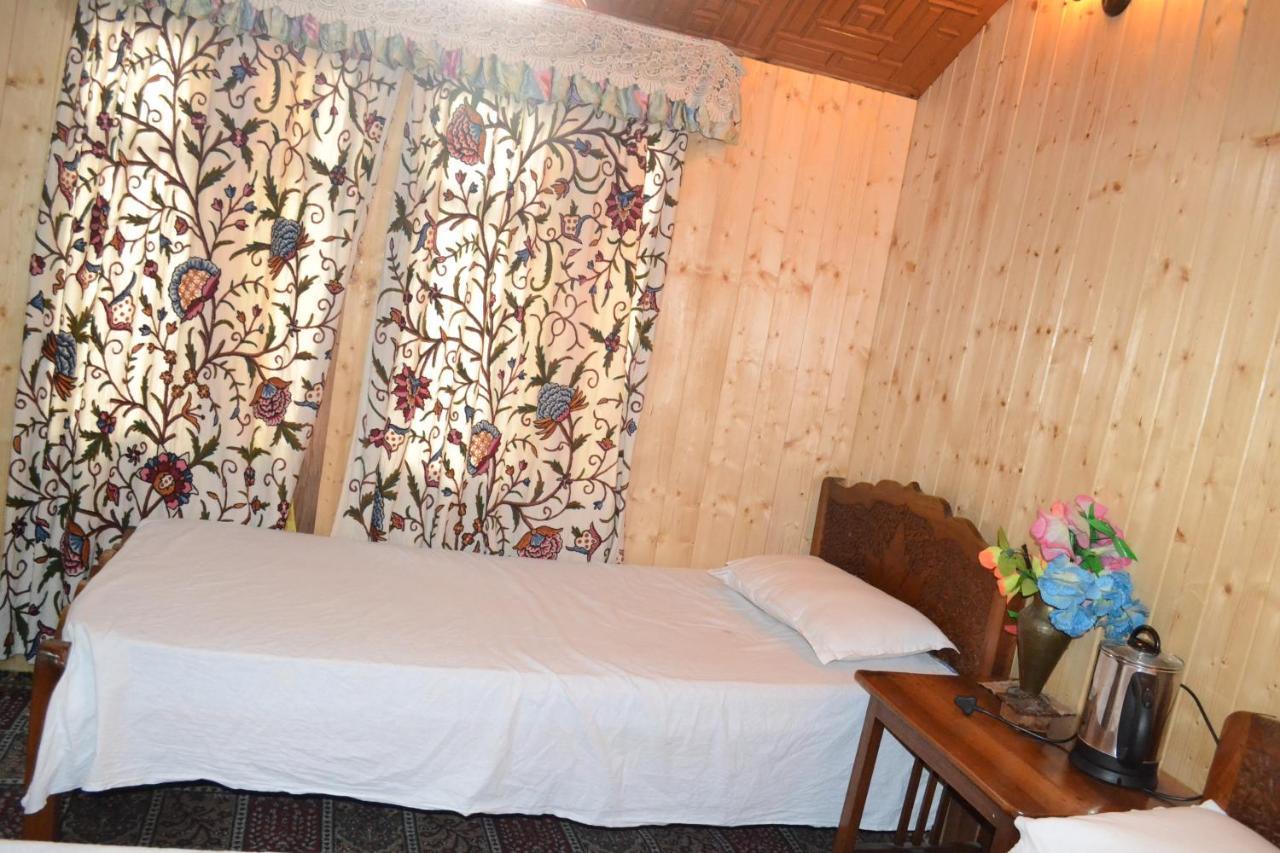 Houseboat New Suzan Hotel Srinagar  Exterior photo