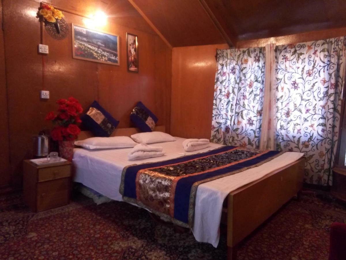Houseboat New Suzan Hotel Srinagar  Exterior photo