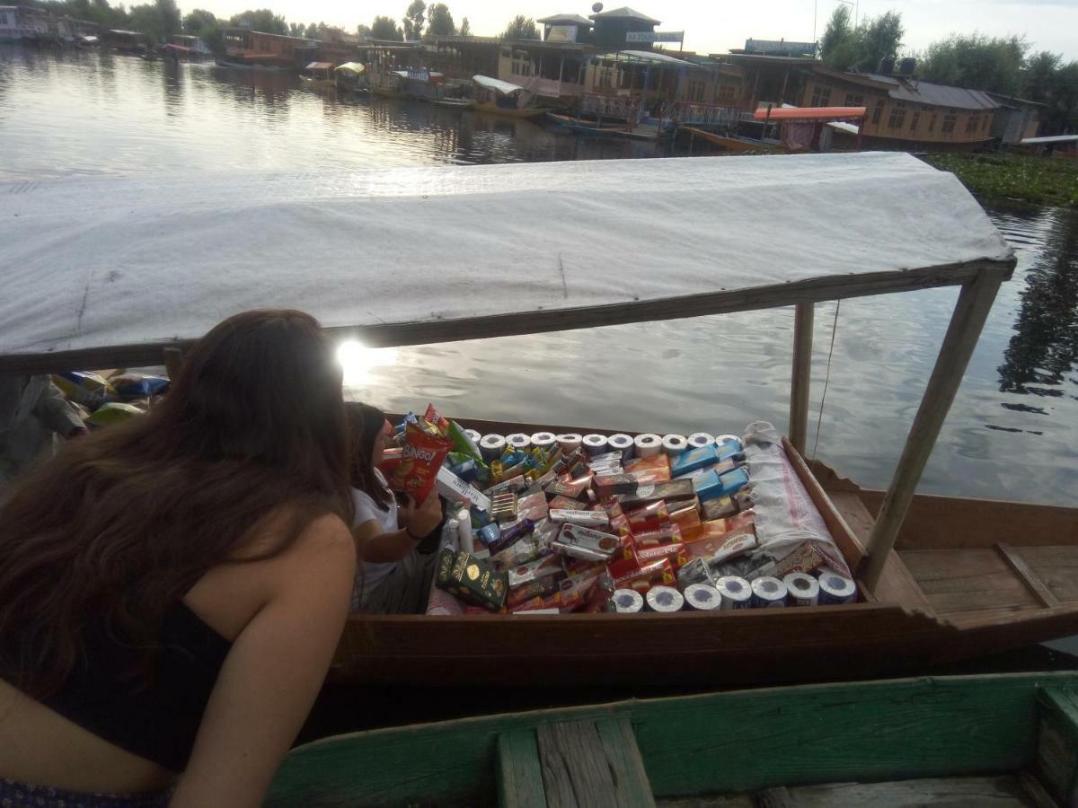 Houseboat New Suzan Hotel Srinagar  Exterior photo